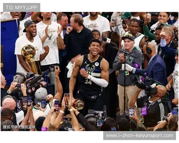 字母哥冲进禁区，密尔沃基雄鹿的防守随即到位